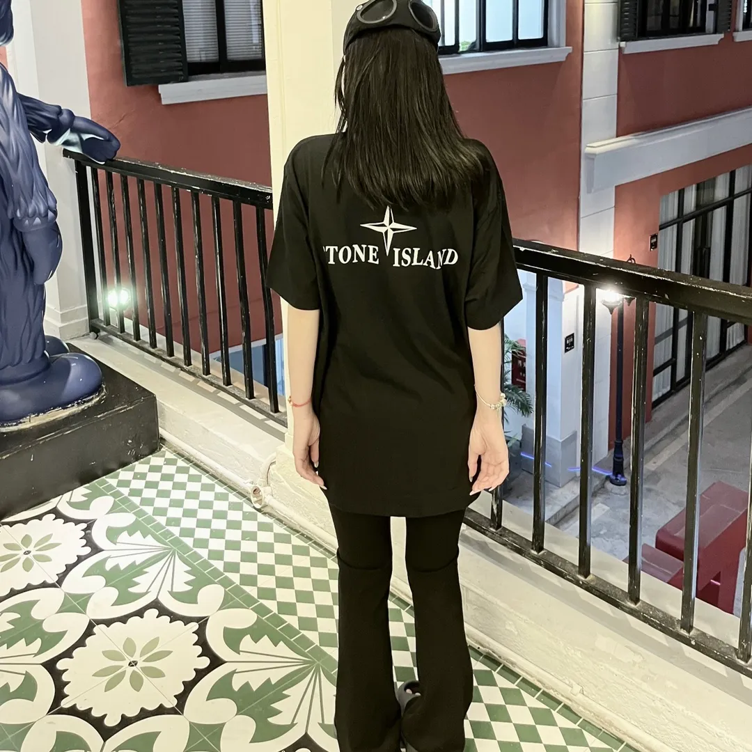 W610#P110💰 Stone Island logo printed front and back short-sleeved men's and women's loose casual T-shirts. Made of 260g combed cotton with 32-count double yarn. Double-threaded two-needle pressed thread. No deformation after long-term washing. Imported 3D printing. No fading. No cracking. Authentic pattern making. Double tags washed. Original packaging. Color: black-white. Size M-XXL.